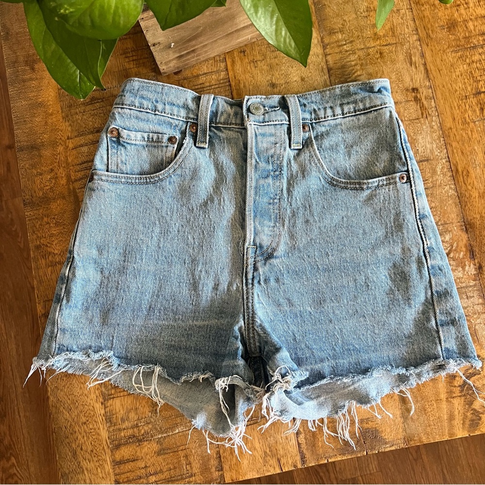 Levi's Strauss &Co Ribcage Jean Denim Shorts in Bernal Medium Stonewash Size W24